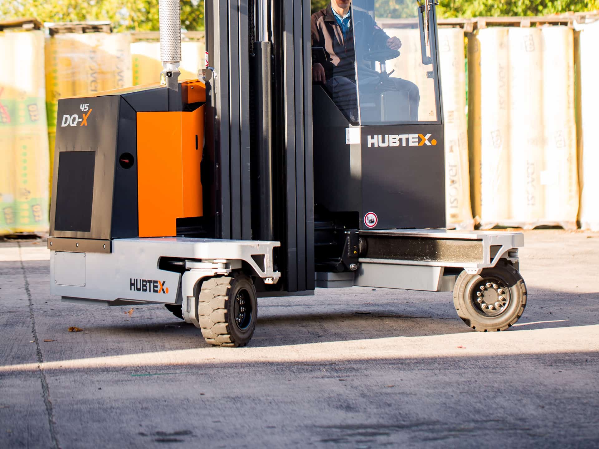 HUBTEX 3-wheel chassis in use on asphalted floor