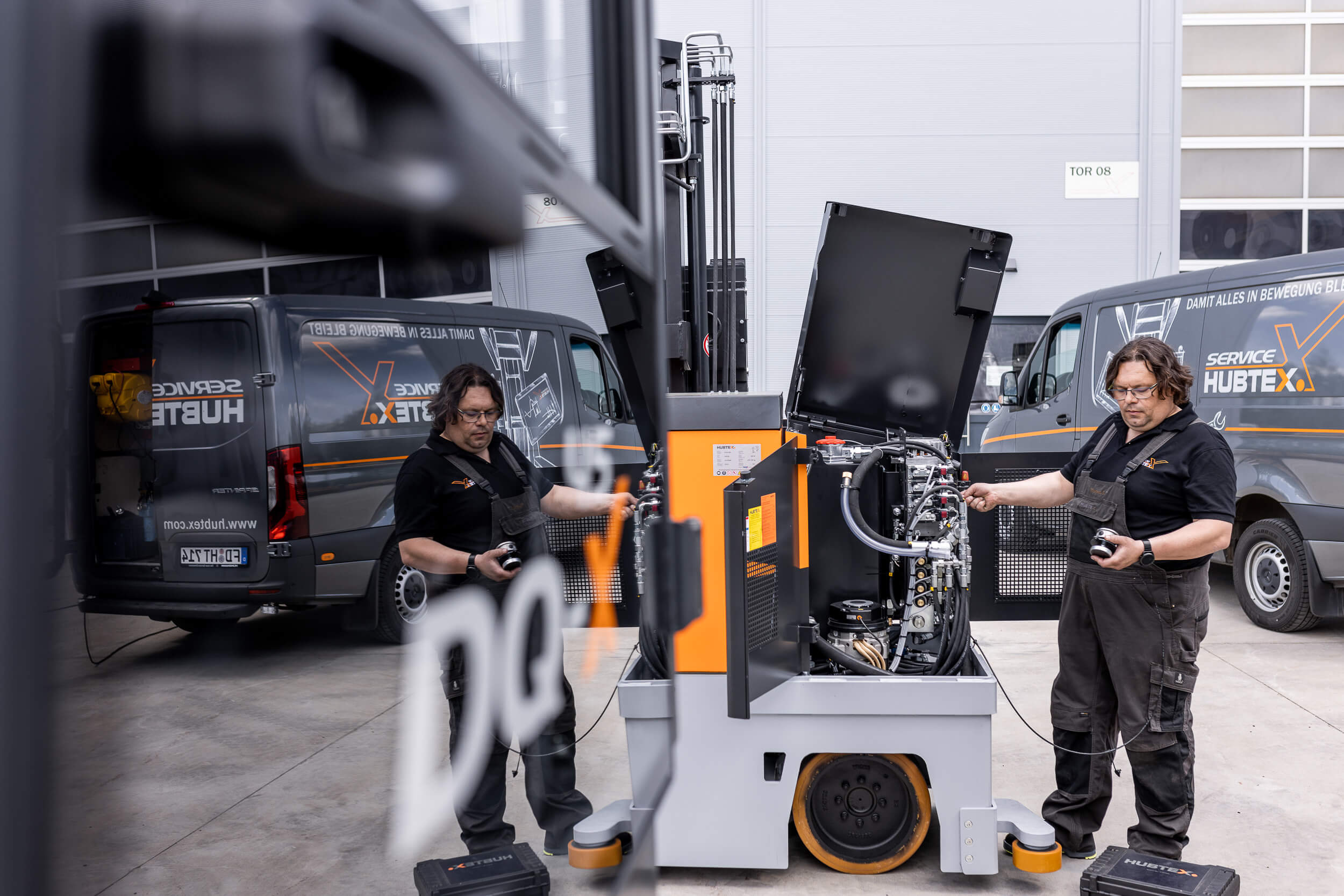 Hubtex Servicefahrzeug mit Servicetechniker