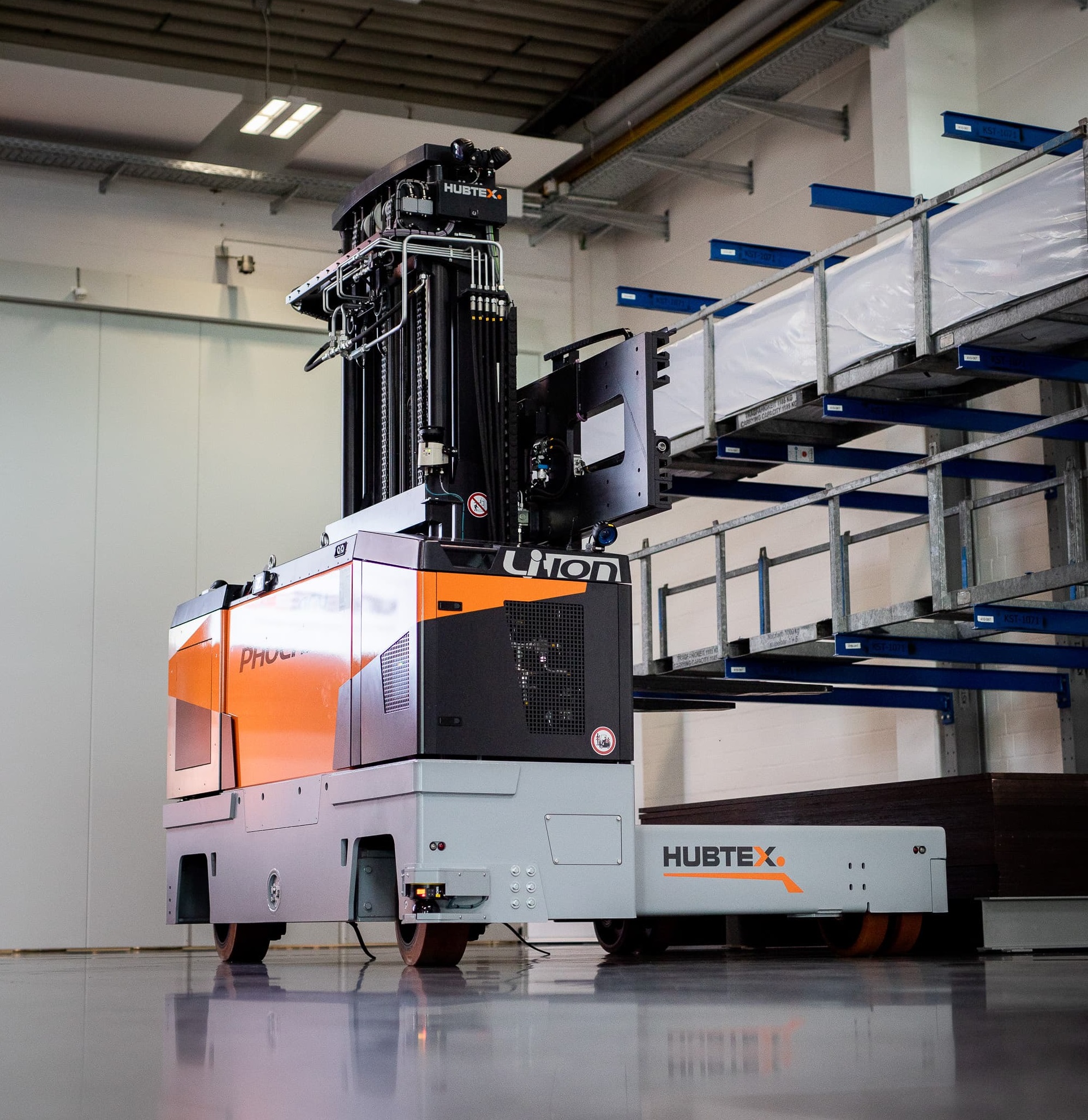 Phoenix AGV Mehrwegestapler im Lager