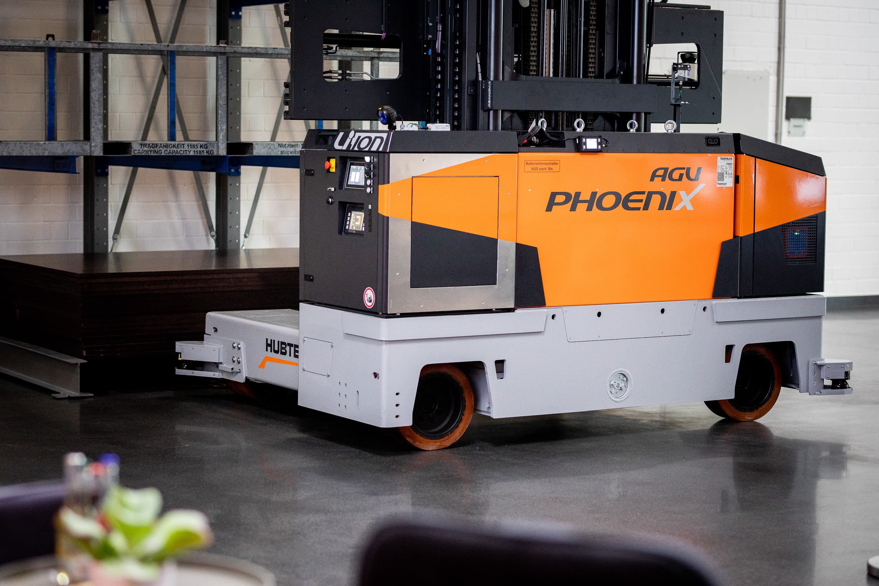 Phoenix AGV Mehrwegestapler Lasernavigation