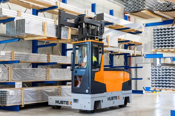 Die neue Phoenix-Serie der Elektro-Mehrwege-Seitenstapler  im Einsatz