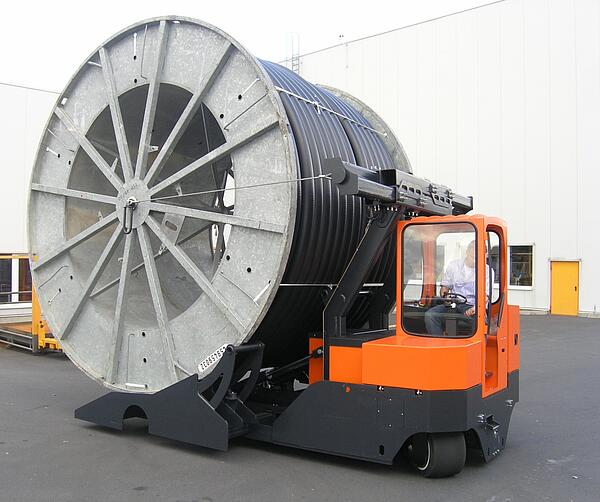 Der HUBTEX Trommeltransporter mit schwenkbarer Aufnahmetraverse