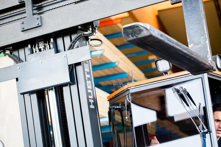 Primer plano de una horquilla telescópica con regulación hidráulica