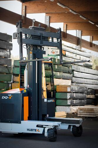 The HUBTEX DQ-X 45 with raised fork carriage in the outdoor warehouse