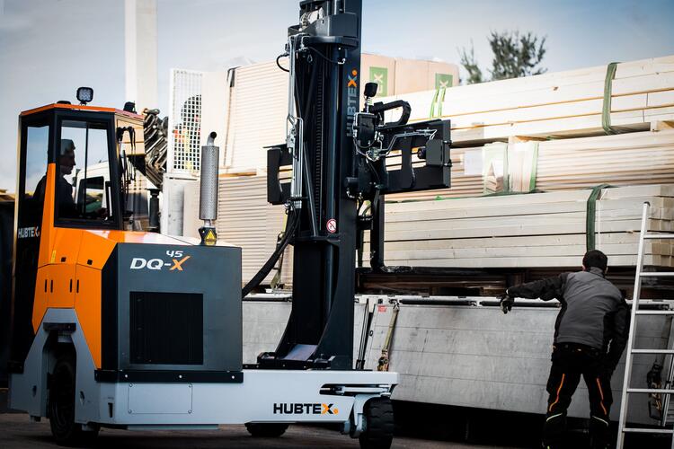 The DQ-X 45 from HUBTEX handling heavy and bulky wood sheets