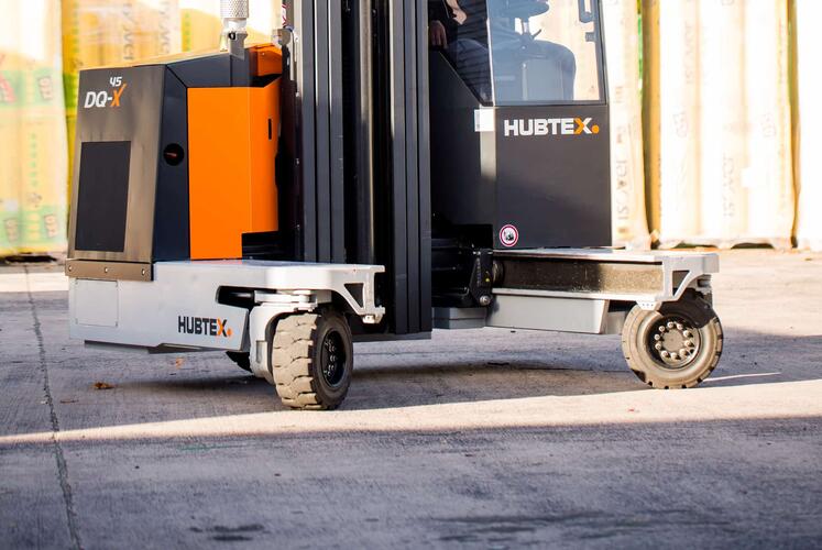 Chasis de 3 ruedas HUBTEX sobre suelo asfaltado