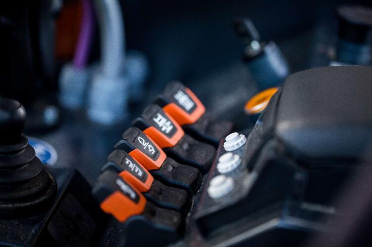 Manejo de la DQX con pulsación y selector del sentido de la marcha