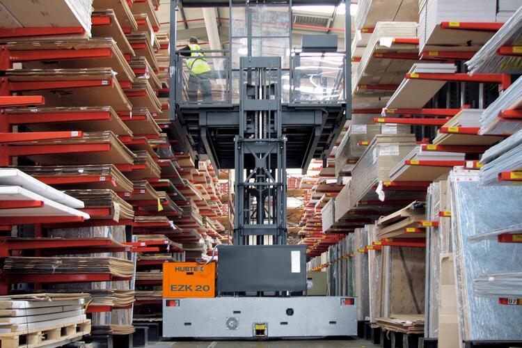 Le préparateur de commandes pour panneaux EZK de HUBTEX en action