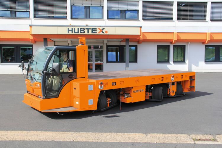 De platformwagen met cabine van HUBTEX