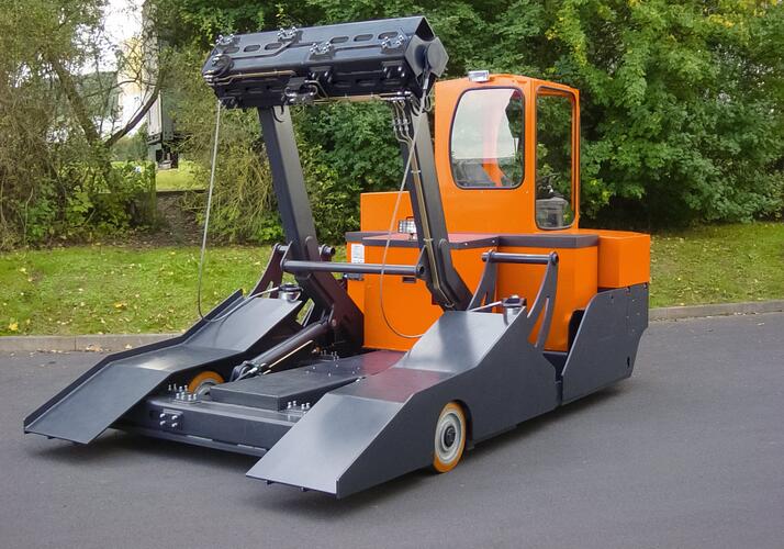 A drum transporter with swivel-mounted pick-up traverse.