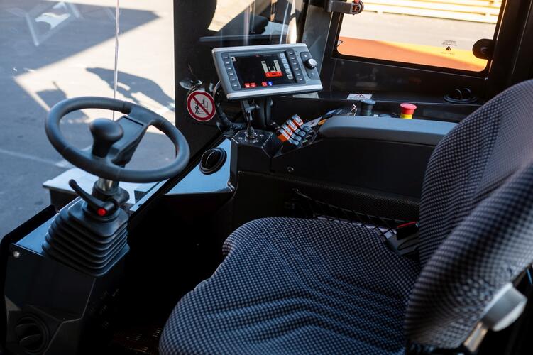 El HUBTEX DQ-X 45 ofrece la mejor vista panorámica posible a través de la espaciosa cabina del conductor.