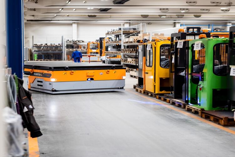 O novo transportador de plataforma com direção multidirecional opcional