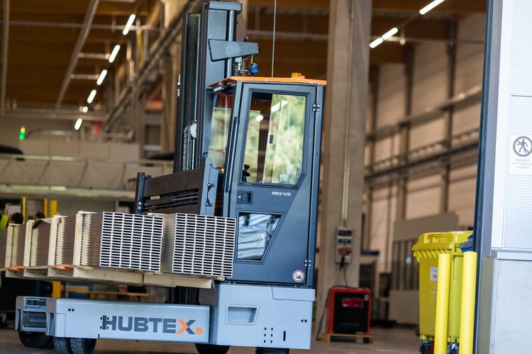 HUBTEX PhoeniX during the passage of a gate