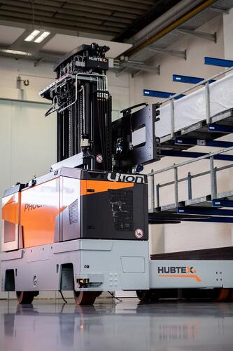 Phoenix AGV Mehrwegestapler im Lager