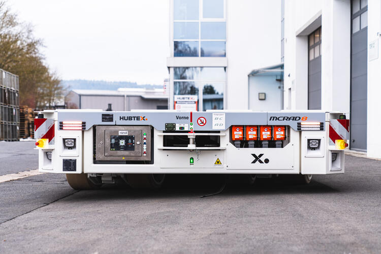 Automatische Nivellierung der elektrischen Schwerlastplattform bei Übergängen zwischen Halle und Außengelände