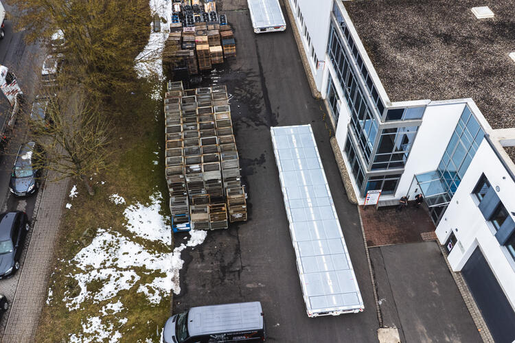 HUBTEX Schwerlast Plattform transportiert 40 t auf unebenem Boden im Außenbereich