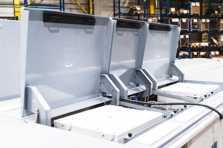 Modularer Batteriebereich der HUBTEX SFX Schwerlastplattform für Aerospace-Transporte