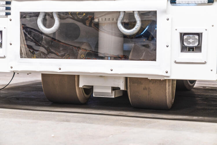 Lenk-Hub-Fahrwerk der HUBTEX SFX Plattform mit permanentem Bodenkontakt für Airbus Aerospace-Transporte