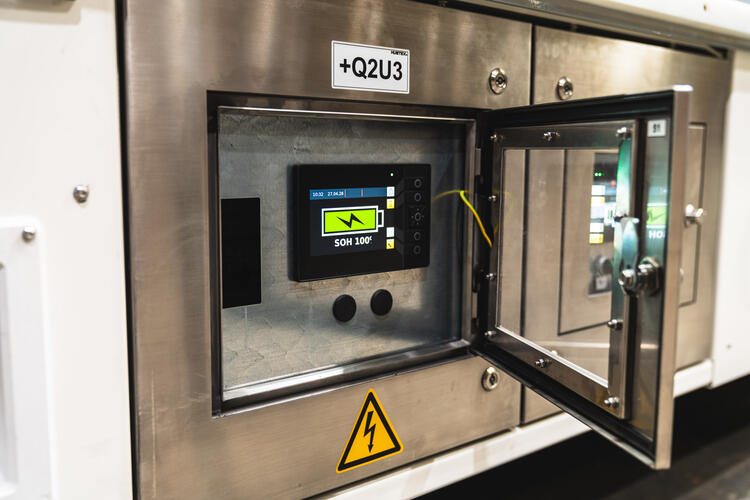 Systemdisplay im Batteriefach der HUBTEX SFX Schwerlastplattform für Airbus