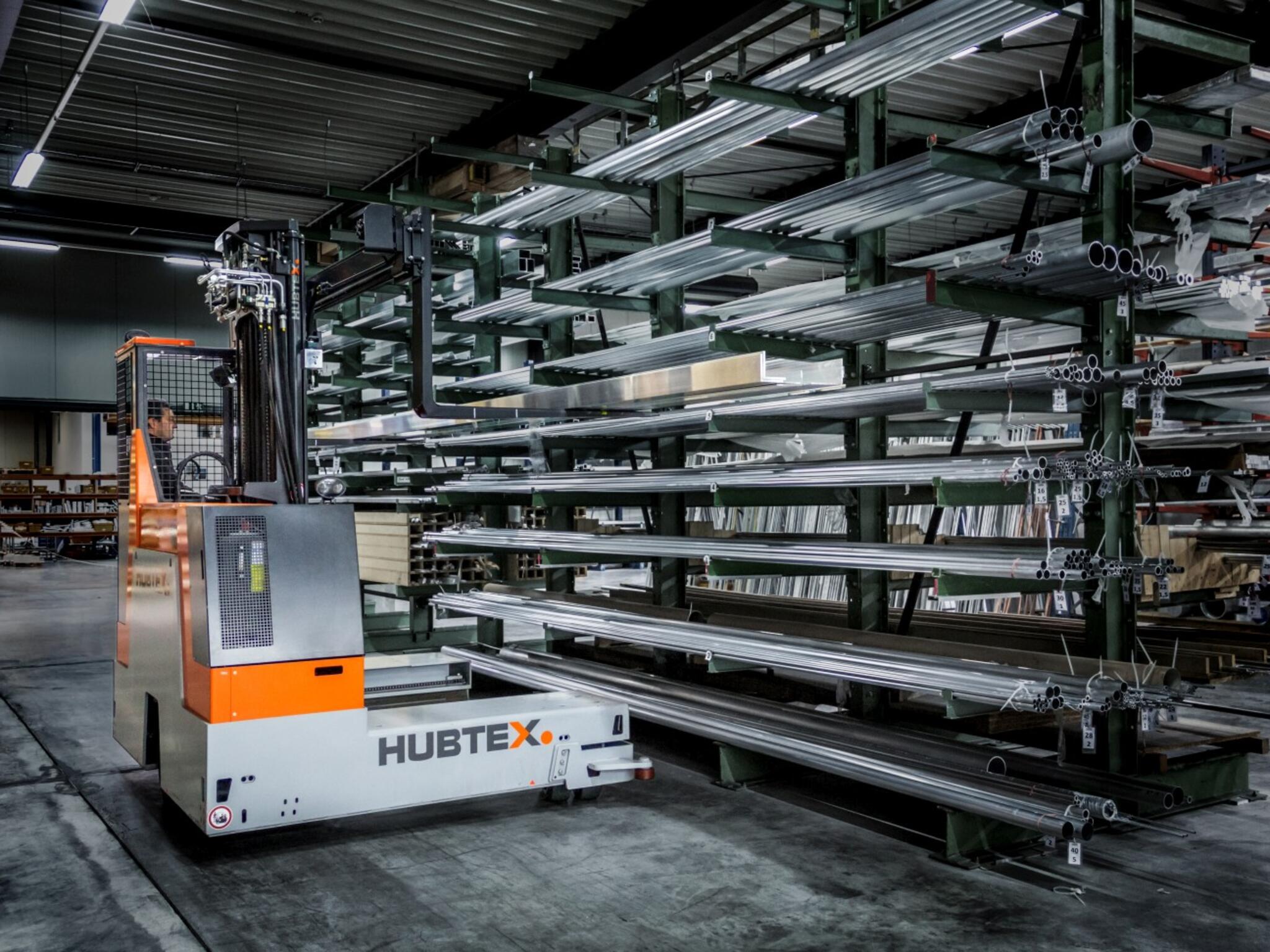 Elektro-Mehrwegestapler beim Kommissionieren von Aluminiumrohren