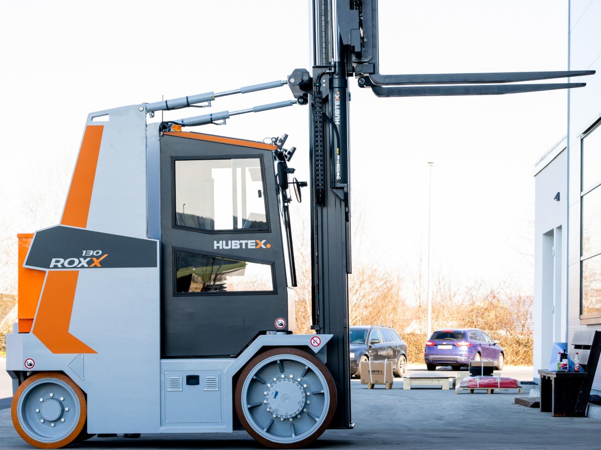 Las carretillas elevadoras compactas para cargas pesadas transportan cargas pesadas en espacios estrechos.