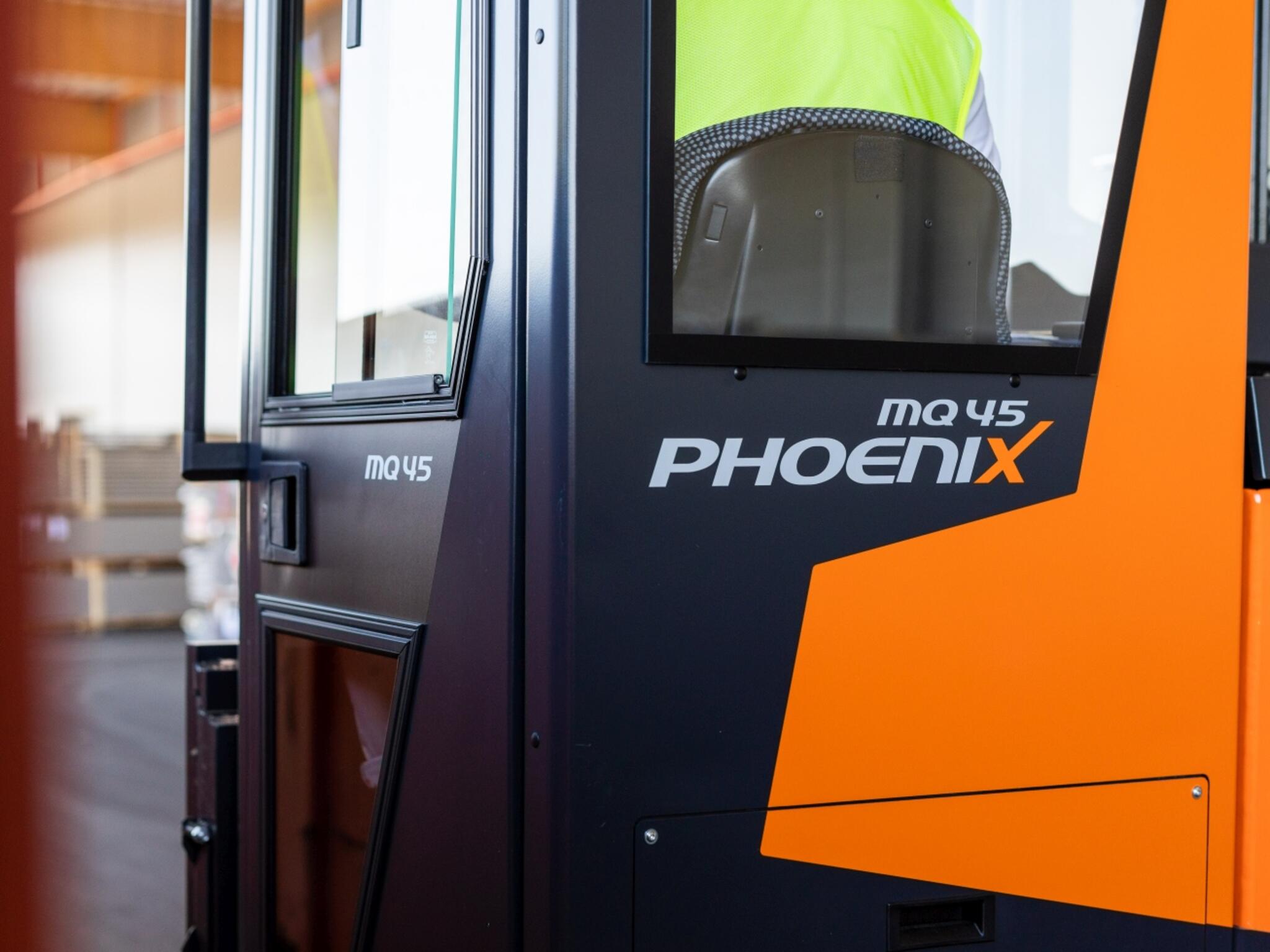 A empilhadeira lateral multidirecional PhoeniX da HUBTEX