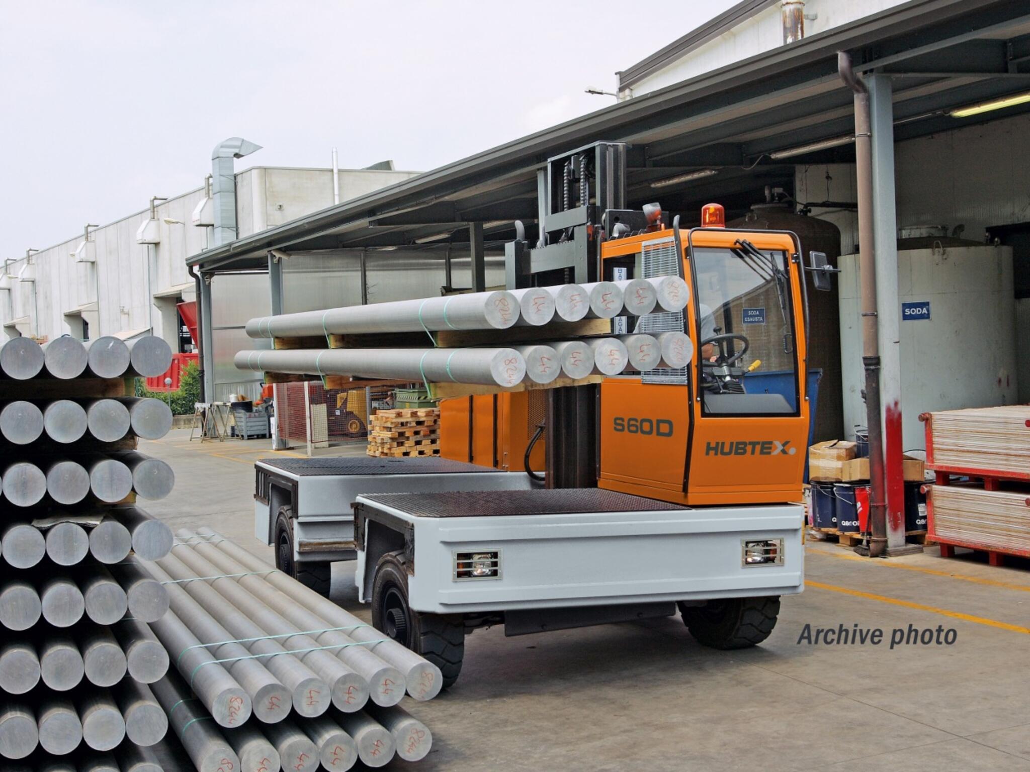 HUBTEX Seitenstapler für den Transport langer Lasten im Lager