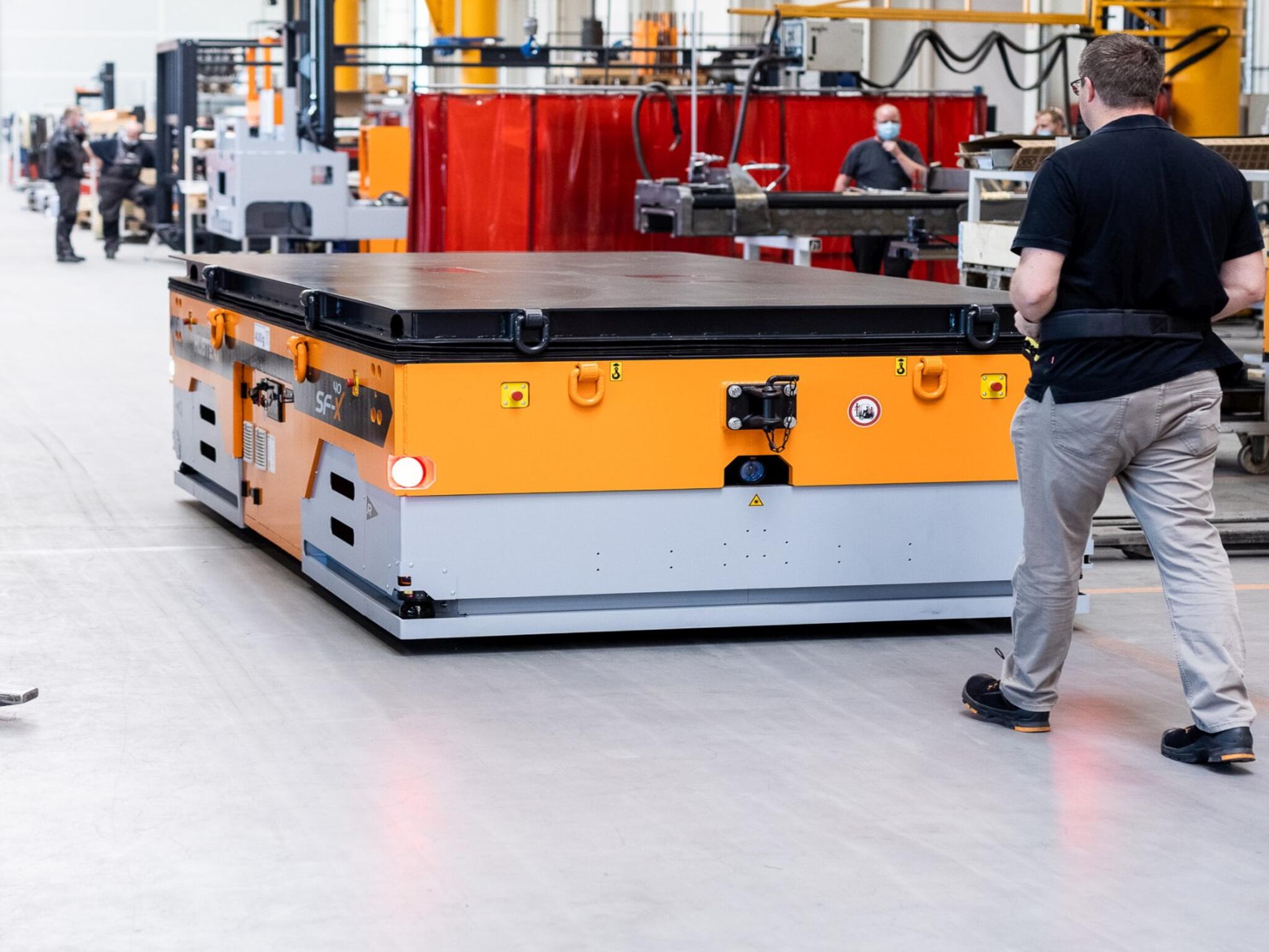 Het nieuwe platformtransportvoertuig SFX voor transport van zware lasten binnen het bedrijf