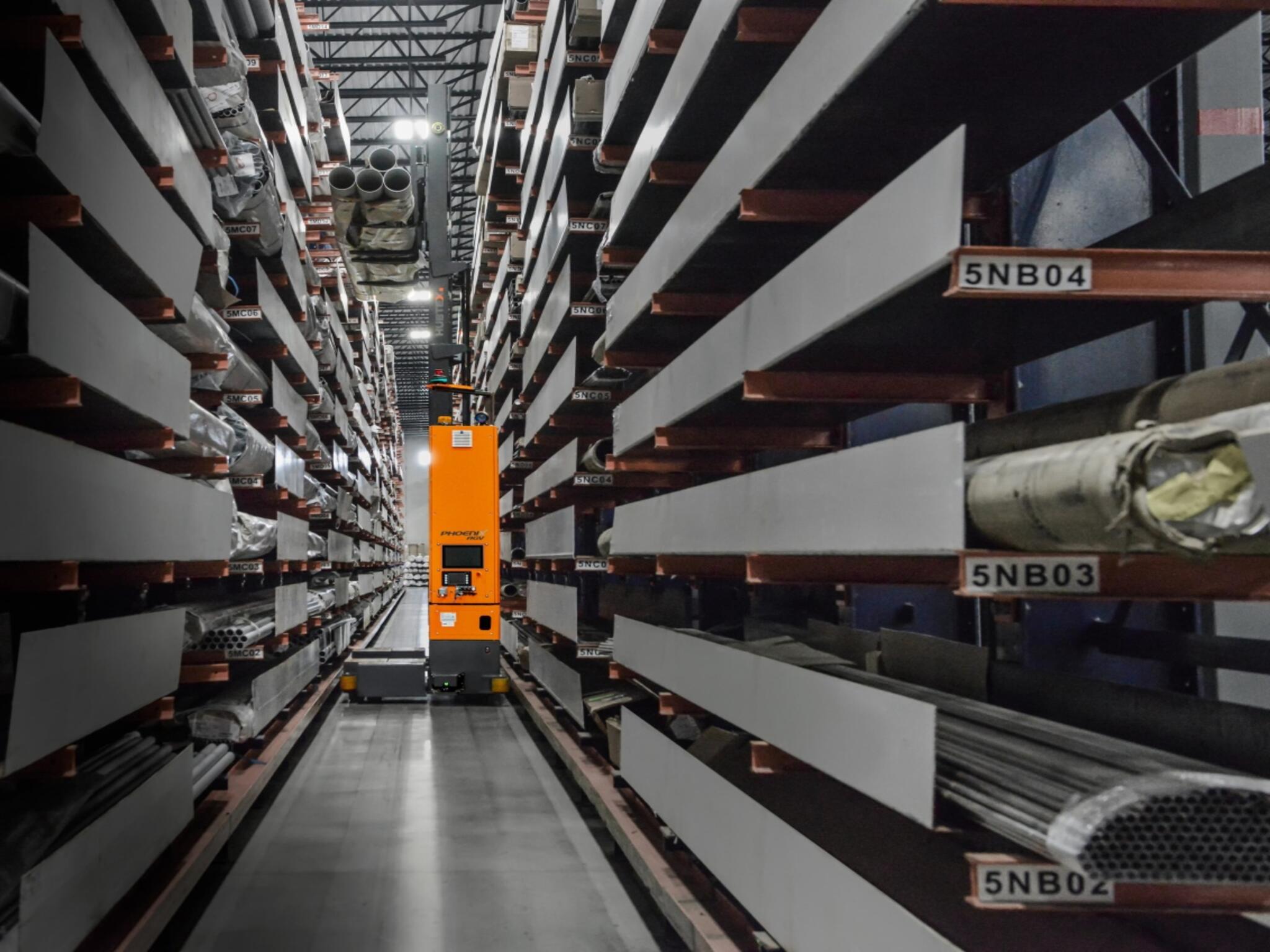 Automatisierter Mehrwegestapler PHOENIX im Lager