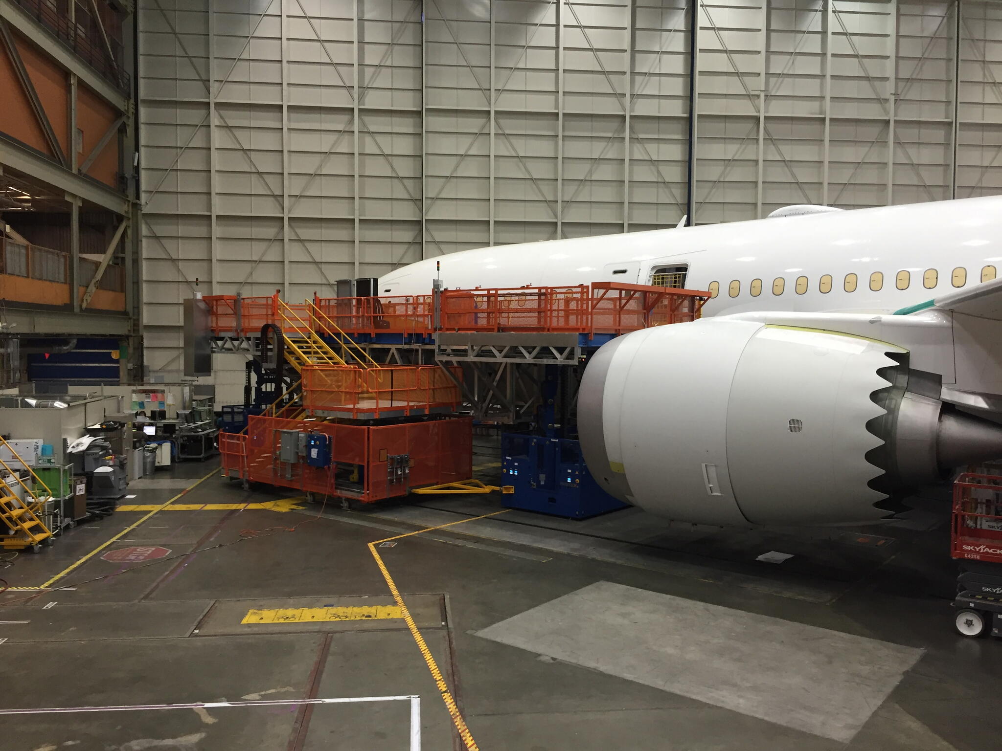 Hubtex HL-AGV zum Mobilisieren von Arbeitsplattformen am Flugzeug