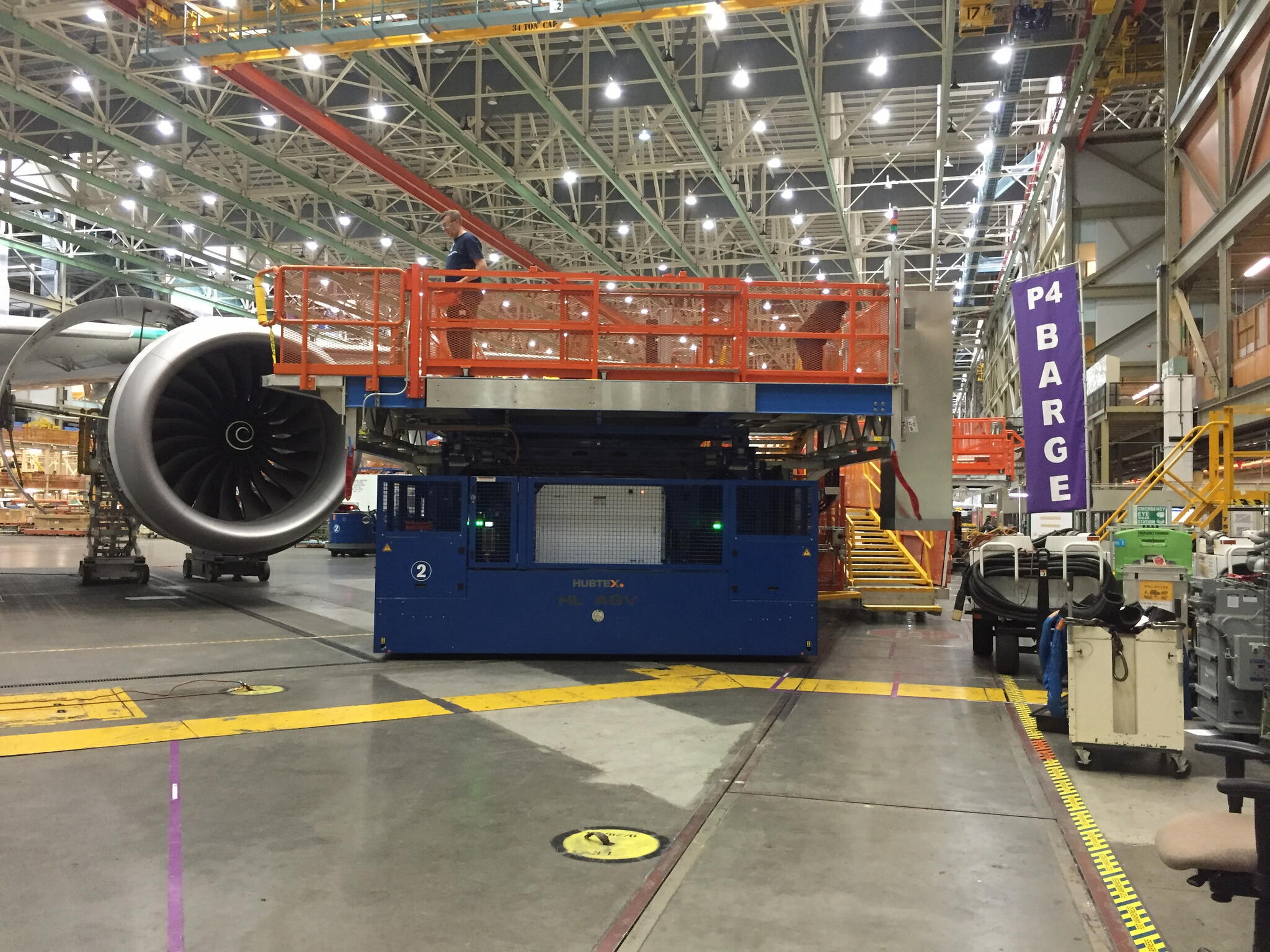 Hubtex HL-AGV mobilisiert Arbeitsbühnen in der Luftfahrtindustrie