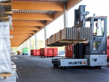 Multi directional forklift PhoeniX transports long loads