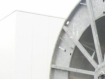 Der HUBTEX Trommeltransporter mit schwenkbarer Aufnahmetraverse