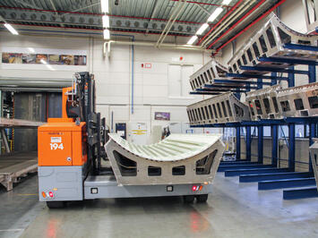 Phoenix Stapler von Hubtex transportiert Luftfahrtbauteil