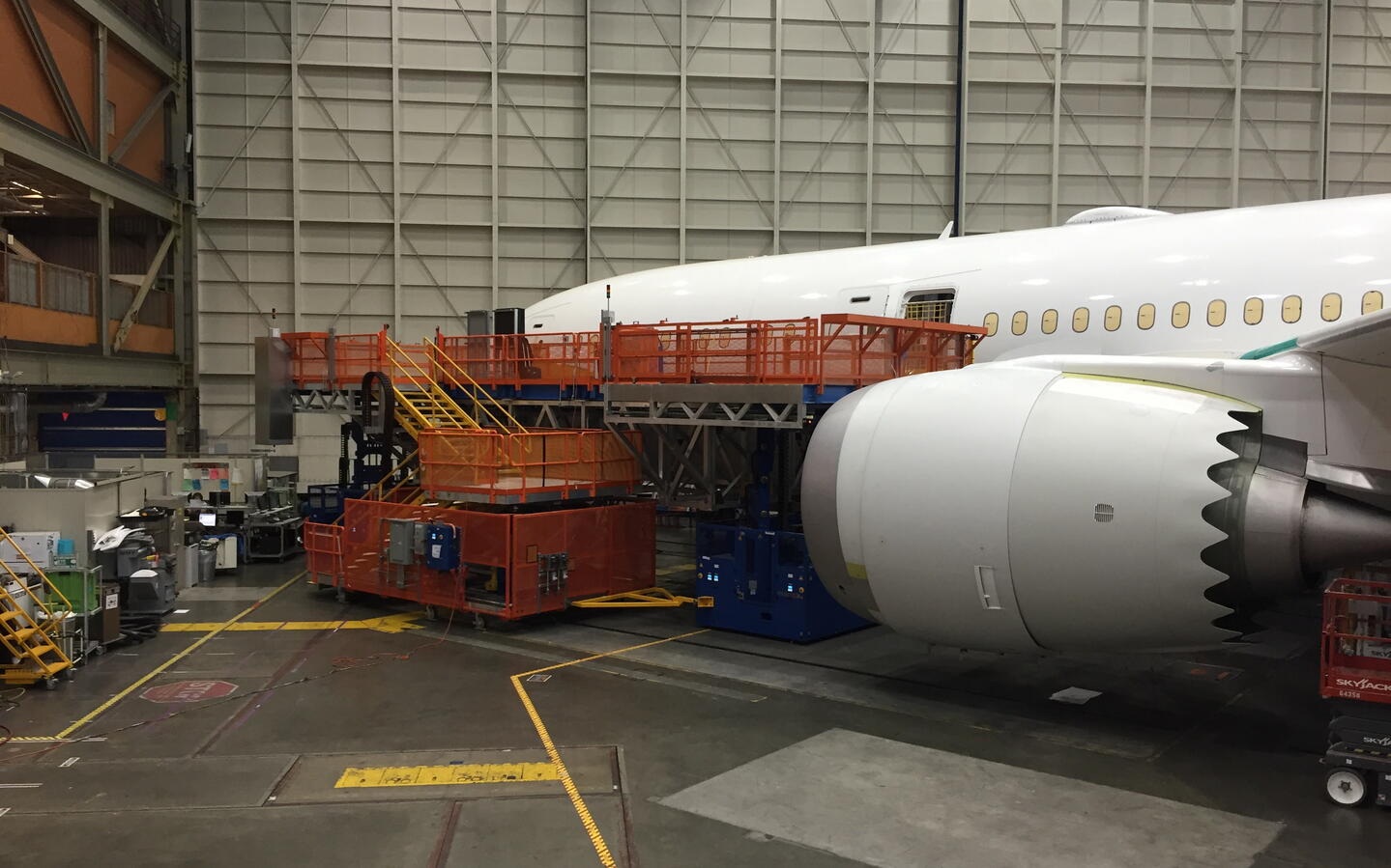 Hubtex HL-AGV zum Mobilisieren von Arbeitsplattformen am Flugzeug
