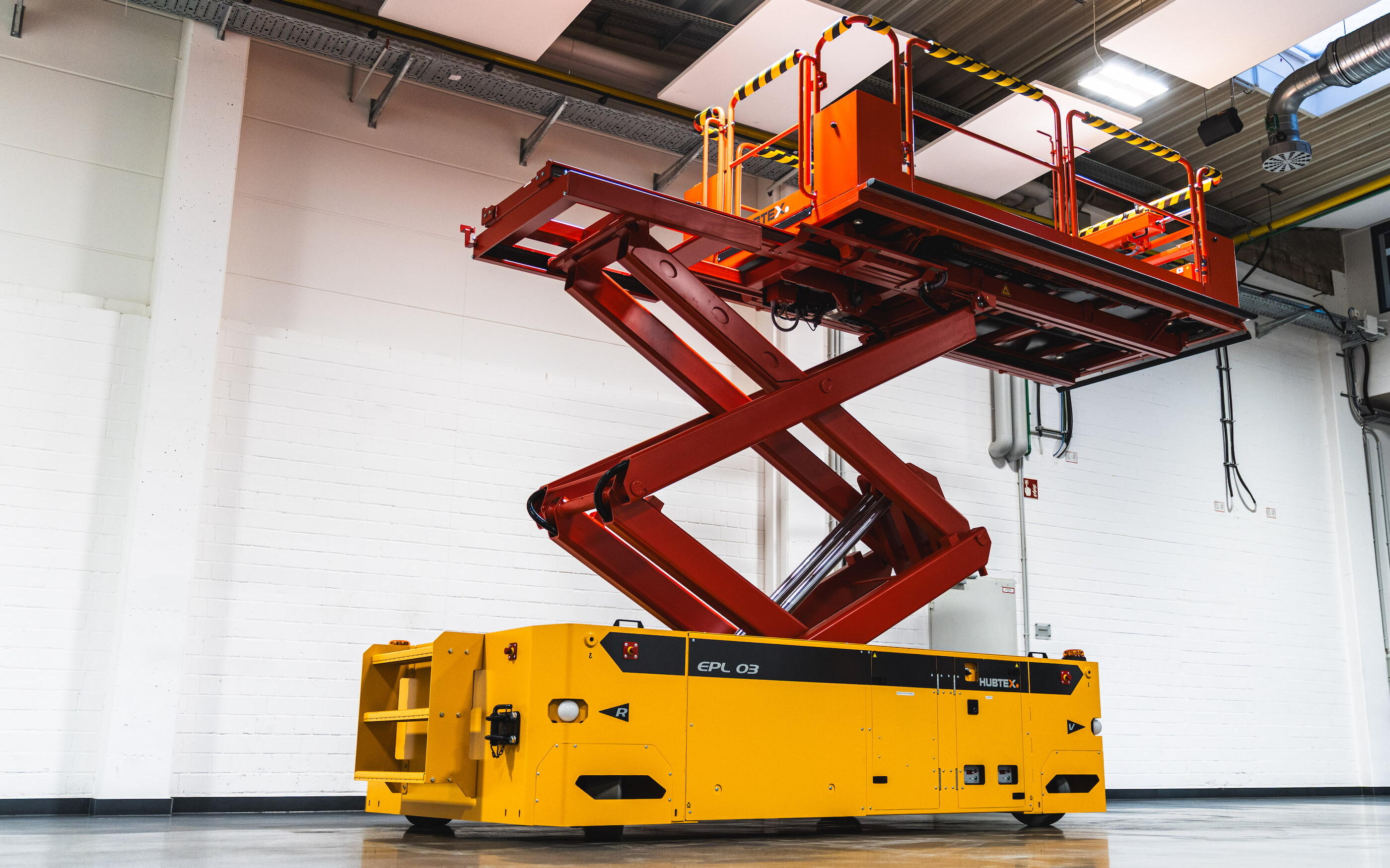 Hubtex EPL 03 omnidirectional platform for FAL aircraft assembly