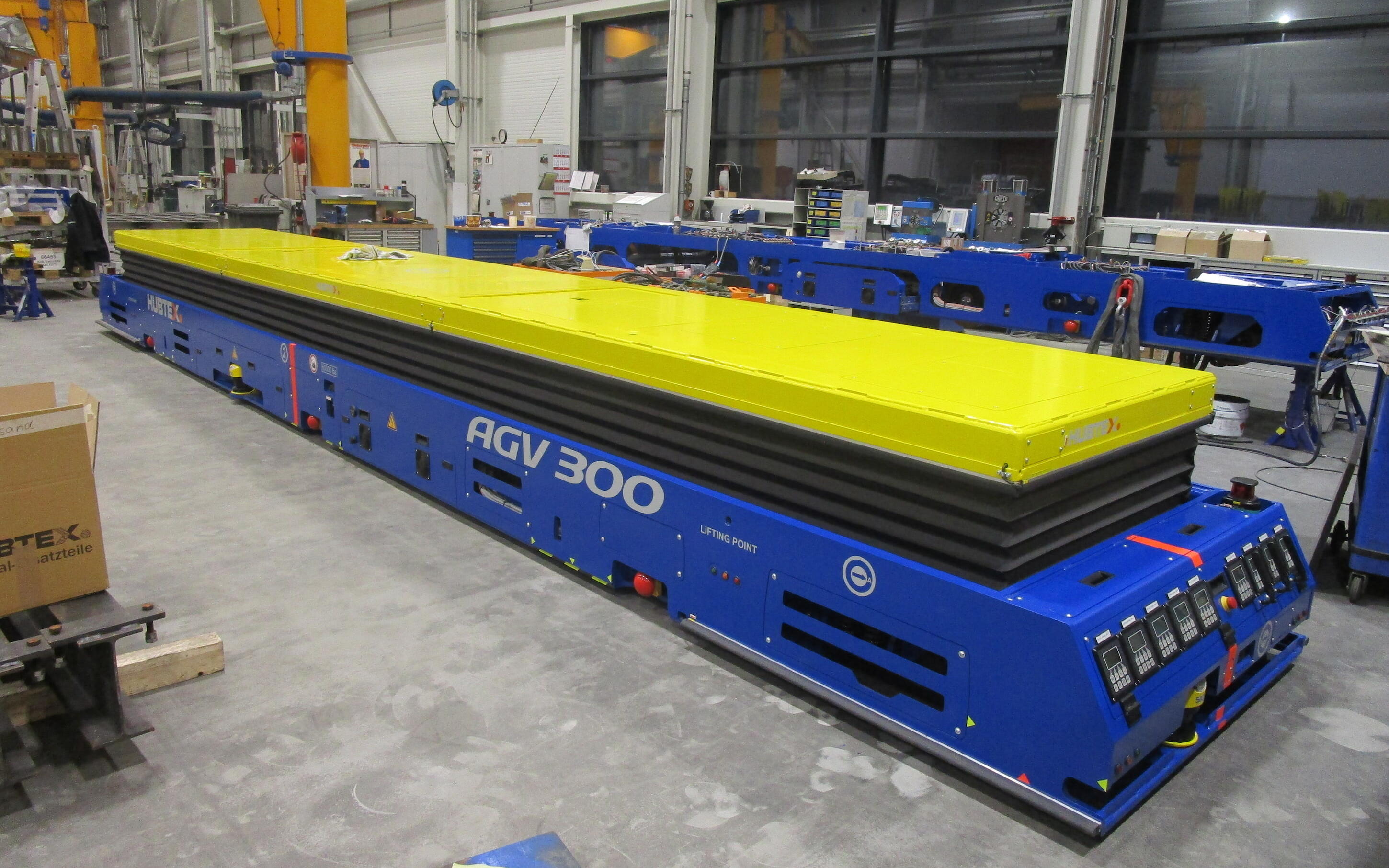 HUBTEX Schwerlastplattform mit Plattformhub zum Transport von Flugzeugflügeln