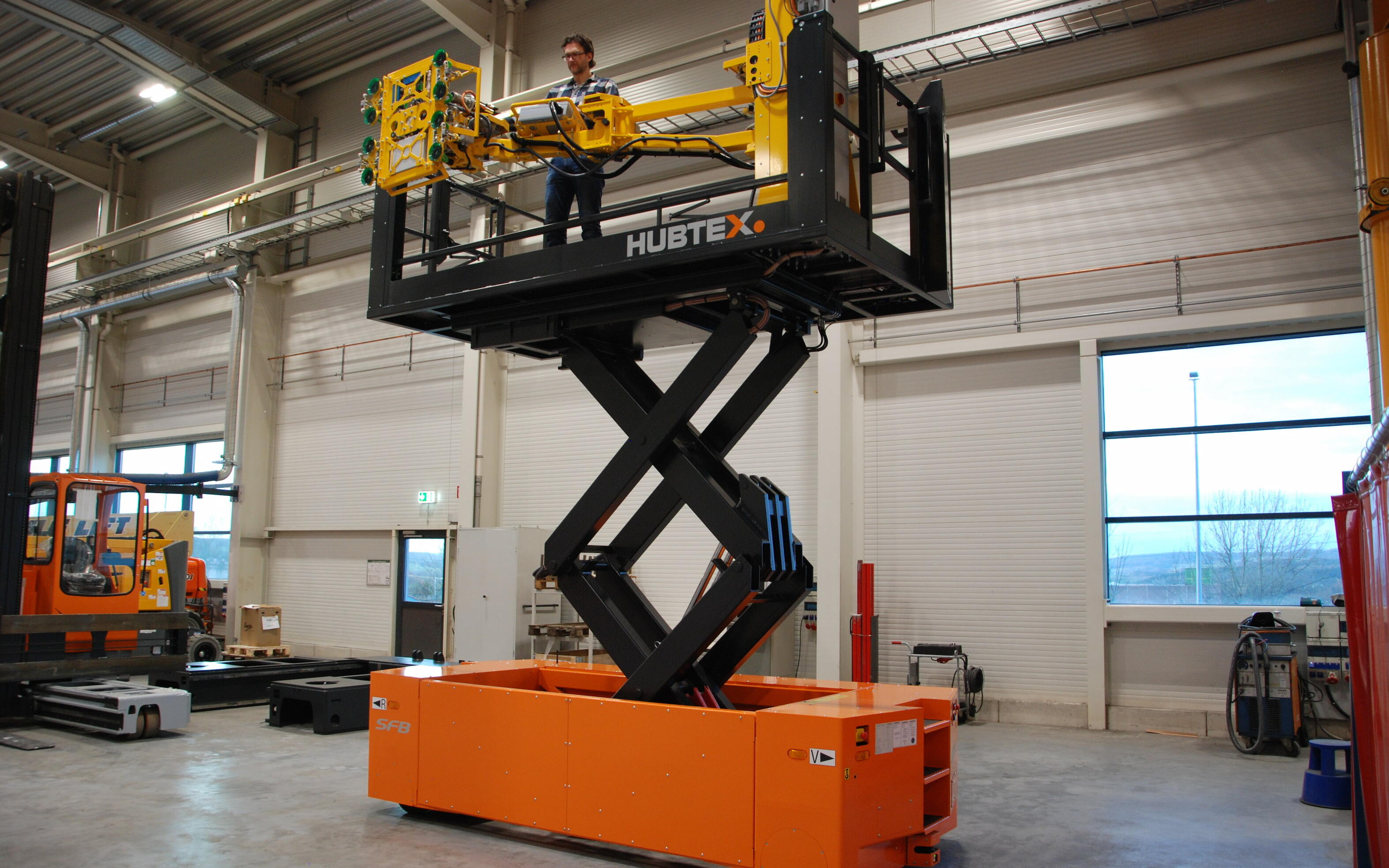 HUBTEX omnidirectional working platform with scissor lift