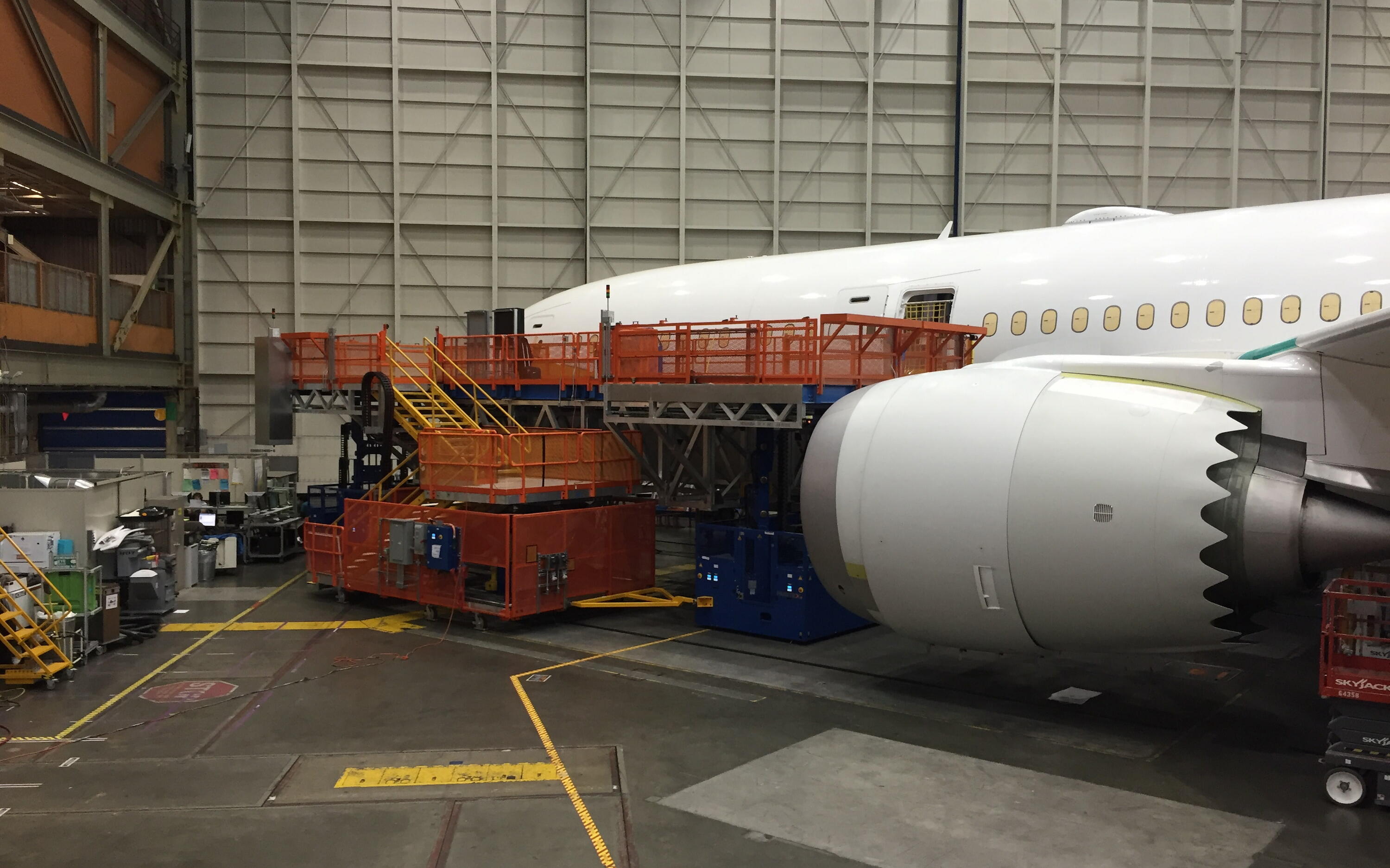 Hubtex HL-AGV for mobilizing work platforms on aircraft