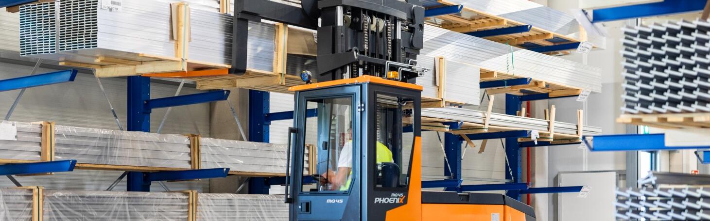 Die neue Phoenix-Serie der Elektro-Mehrwege-Seitenstapler im Einsatz